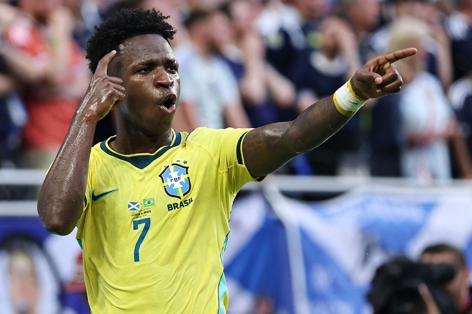 Vinicius nhảy samba, Brazil giành ngôi nhất bảng C