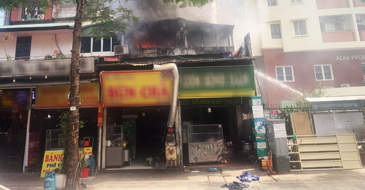 Hà Nội: Cháy quán ăn trên đường Đội Cấn
