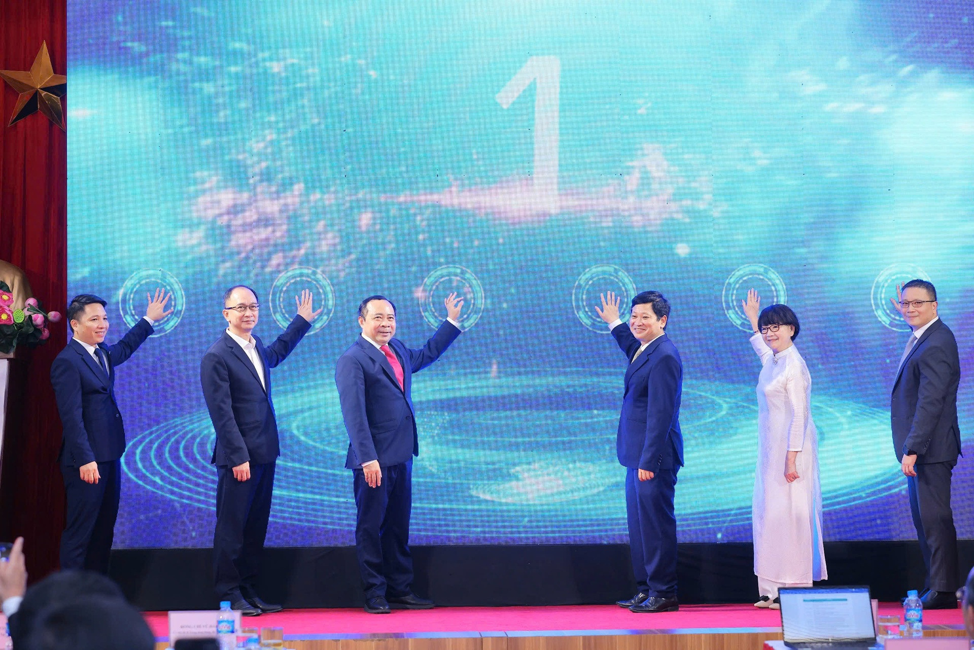 2606 trung tam sx thu chip ban dan.jpg