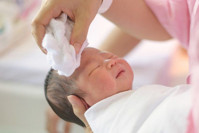 Từ 1/7, phụ nữ sinh con được hỗ trợ tài chính, thủ tục nhận tiền ra sao?
