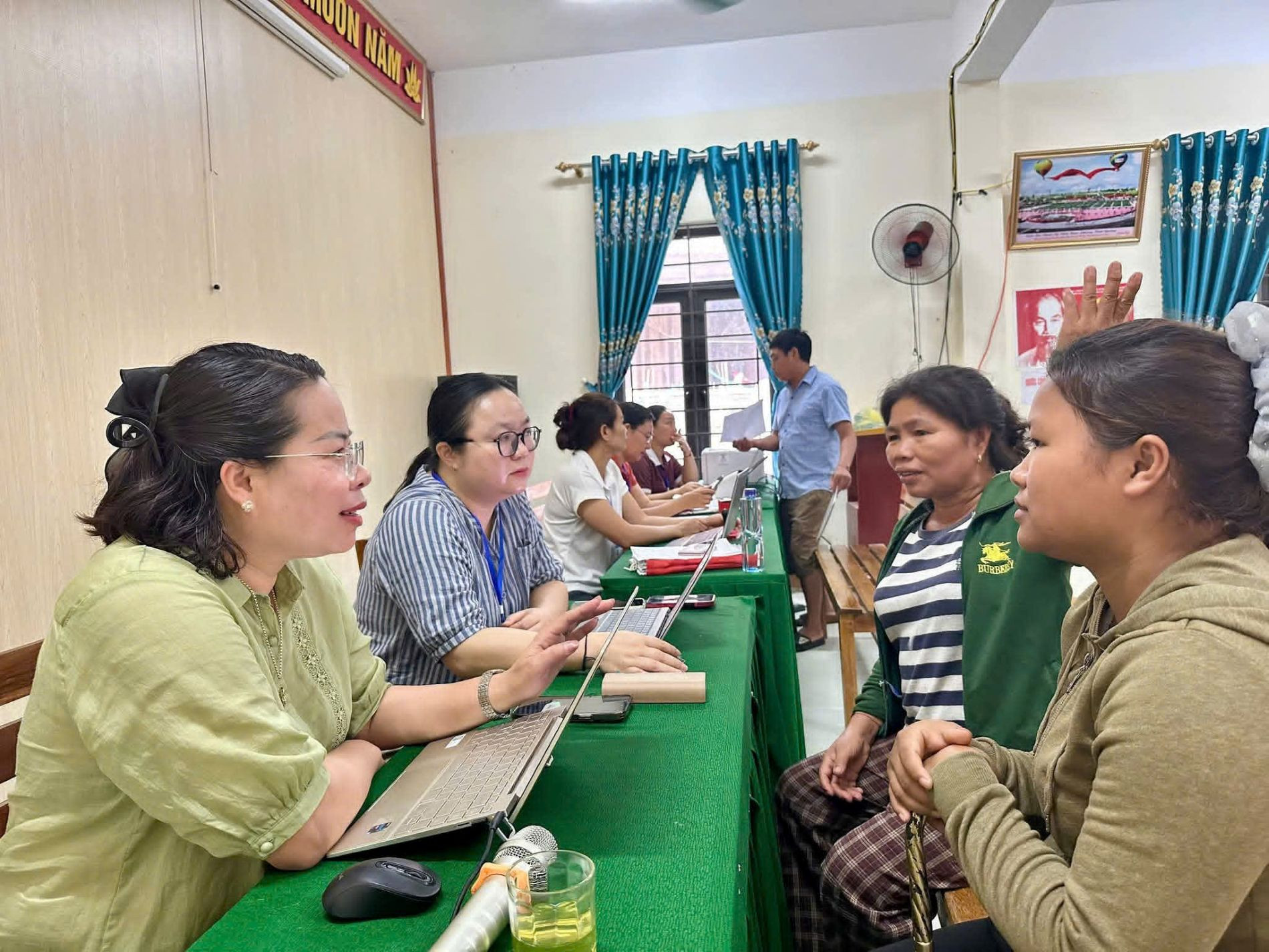 Cán bộ xã Tam Quang giải đáp những băn khoăn, thắc mắc của người dân tại nhà văn hóa cộng đồng bản Tùng Hương - Ảnh: B.D