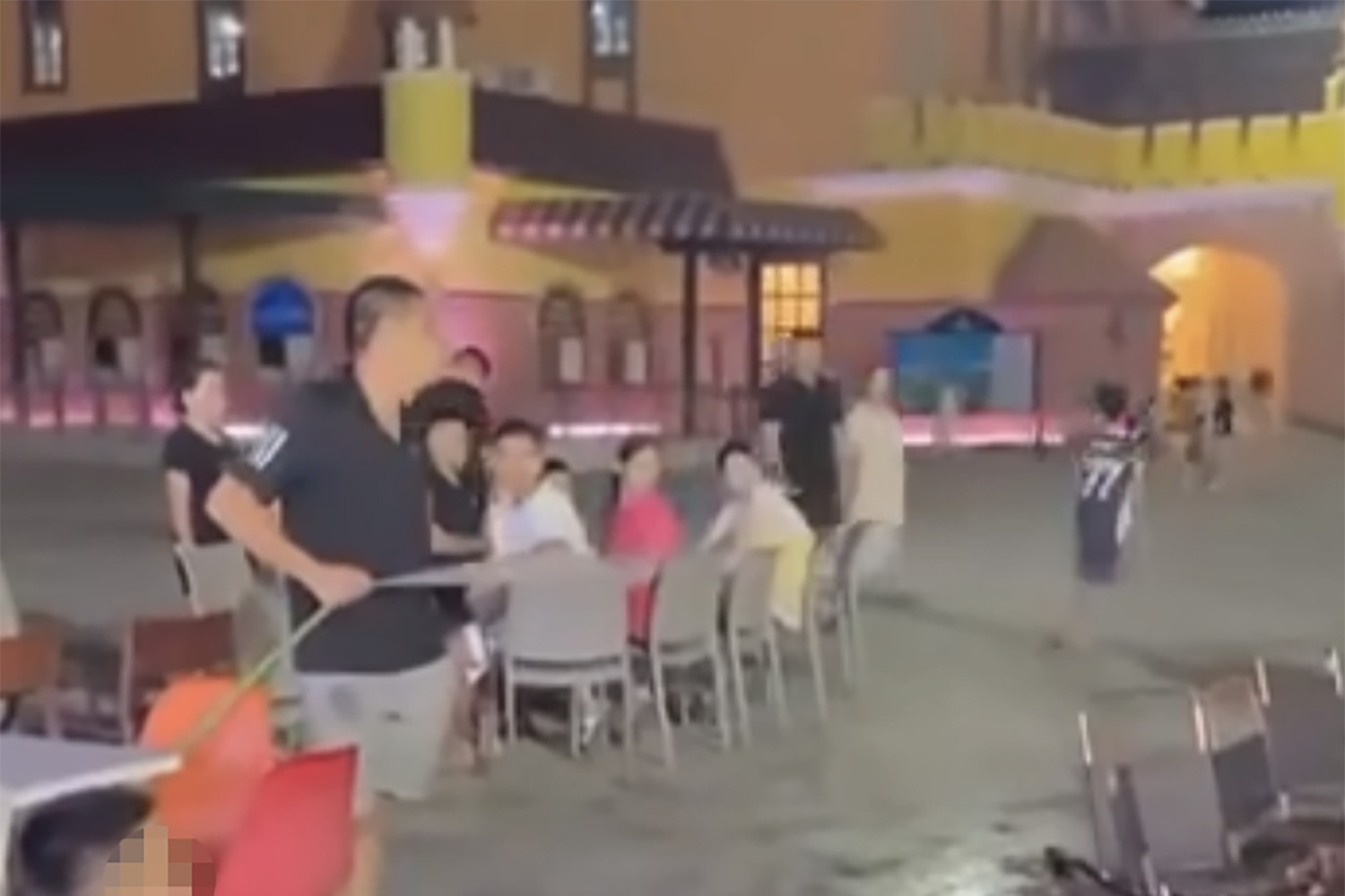 Công an xác minh vụ nghi dùng vòi nước đuổi khách tại khu vui chơi ở Cửa Lò