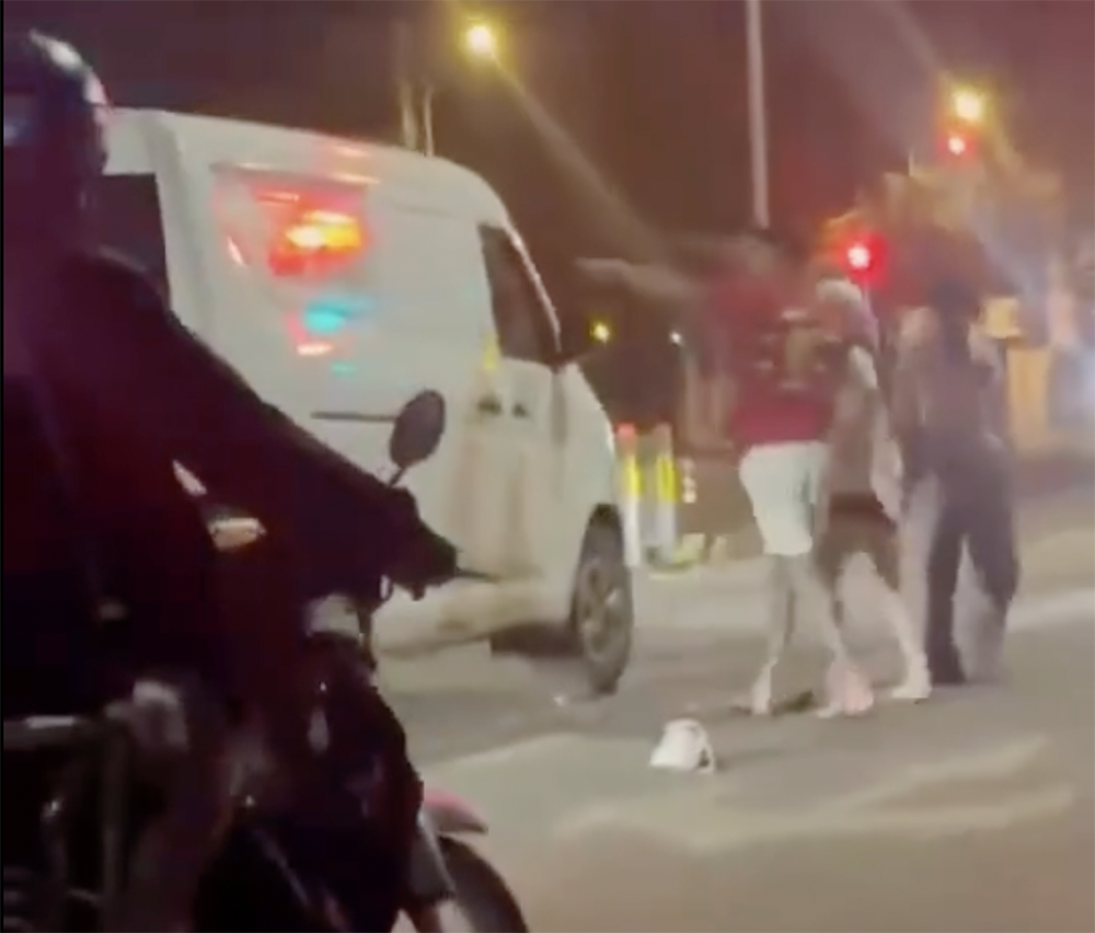 dap phga xe ban tai 2.png