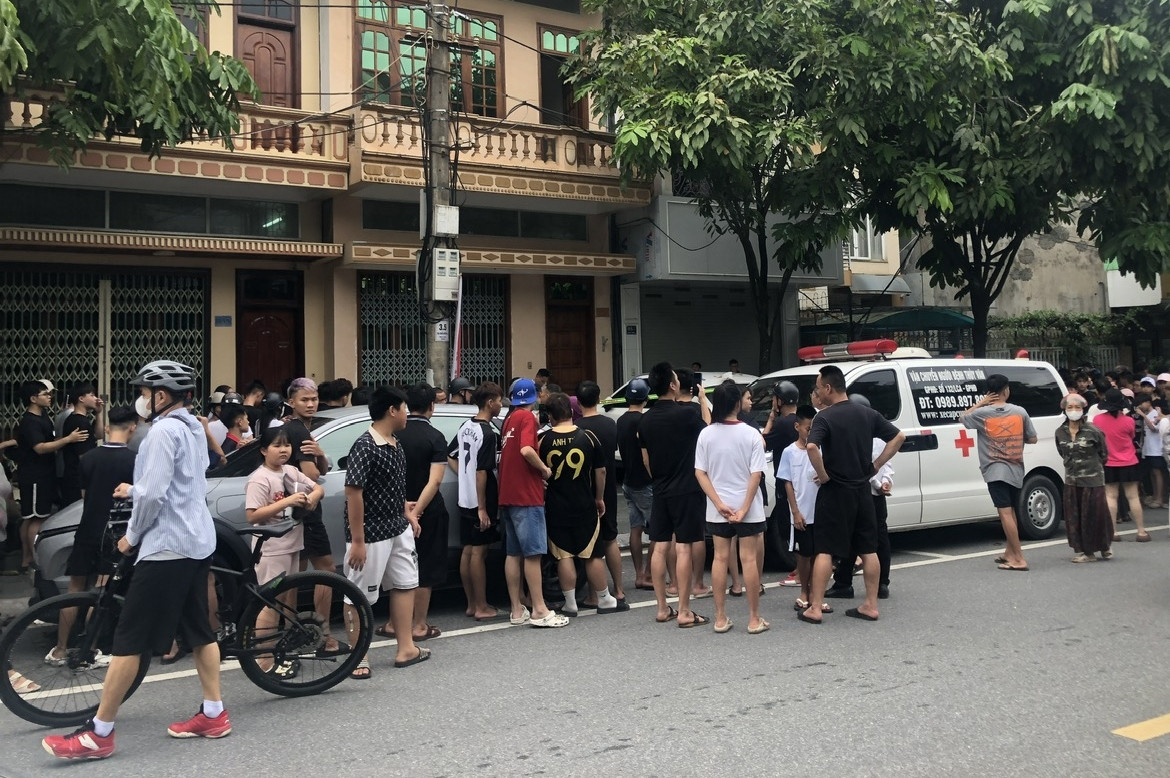 Nổ súng ở Lào Cai khiến 2 người thương vong, cảnh sát khám nghiệm hiện trường