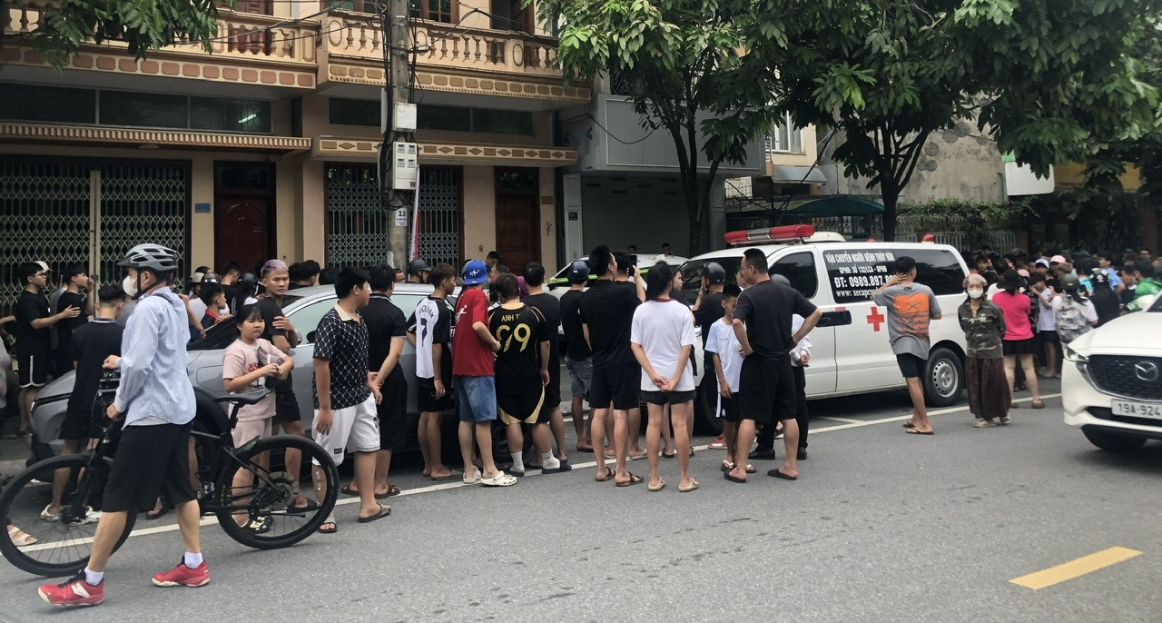 Nổ súng ở Lào Cai khiến 2 người thương vong, cảnh sát khám nghiệm hiện trường
