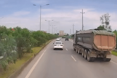 Ô tô phanh gấp giữa làn tốc độ cao để kịp rẽ lối ra trên cao tốc