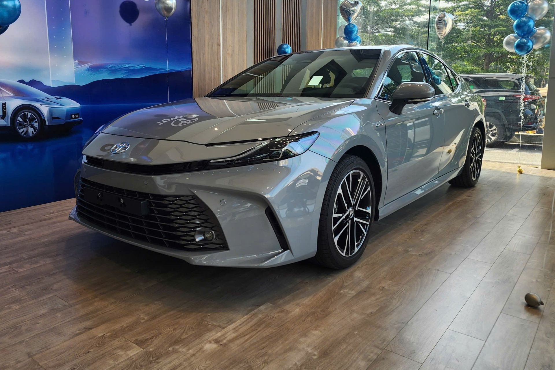 Toyota Camry hybrid.jpg