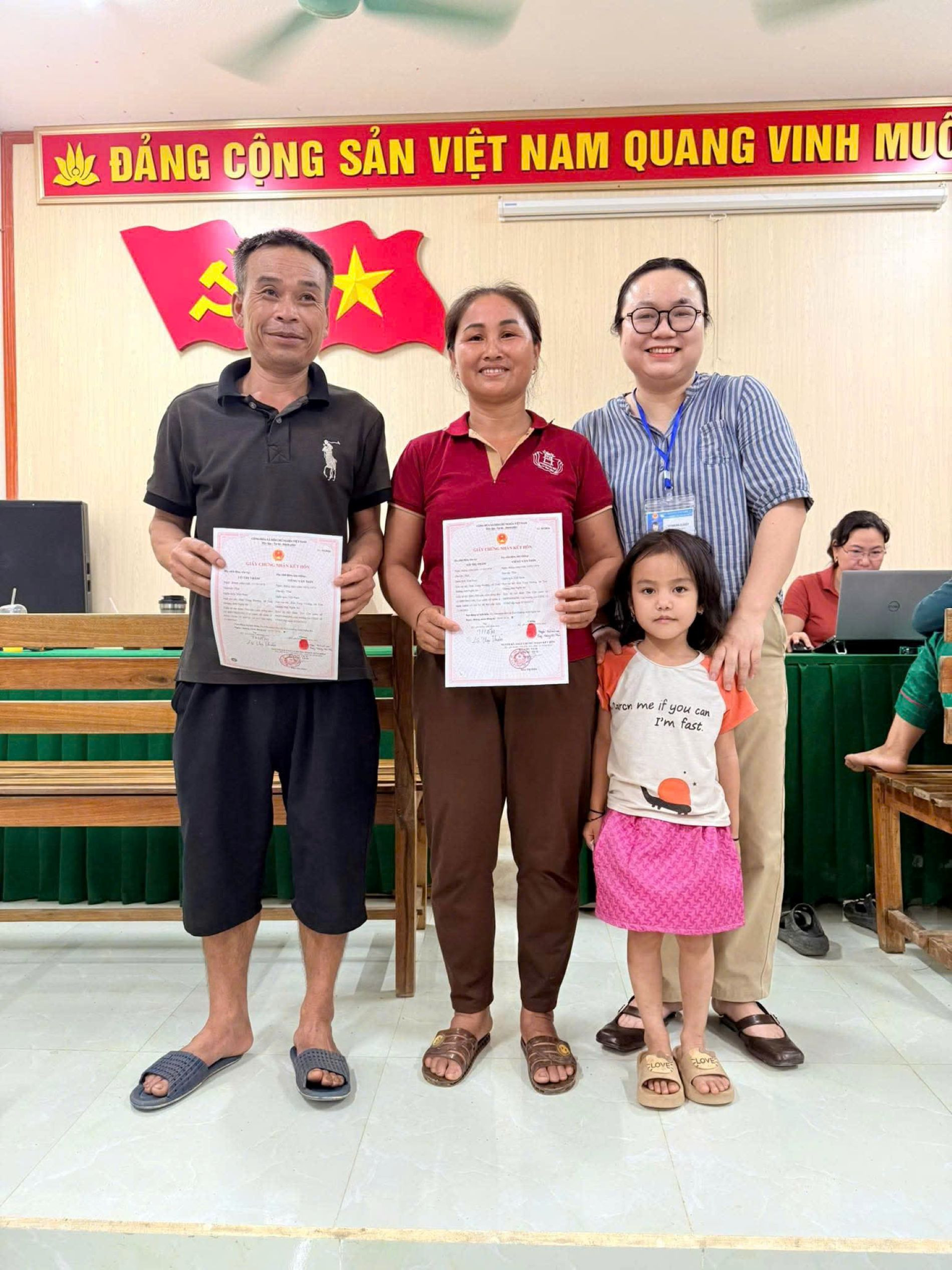 Vợ chồng ông Viêng Văn Nhân (SN 1964) và bà Lô Thị Thu (SN 1966) đi đăng ký kết hôn sau hàng chục năm chung sống - Ảnh: B.D
