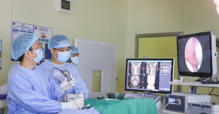 3 thói quen âm thầm "đánh sập" cột sống cổ