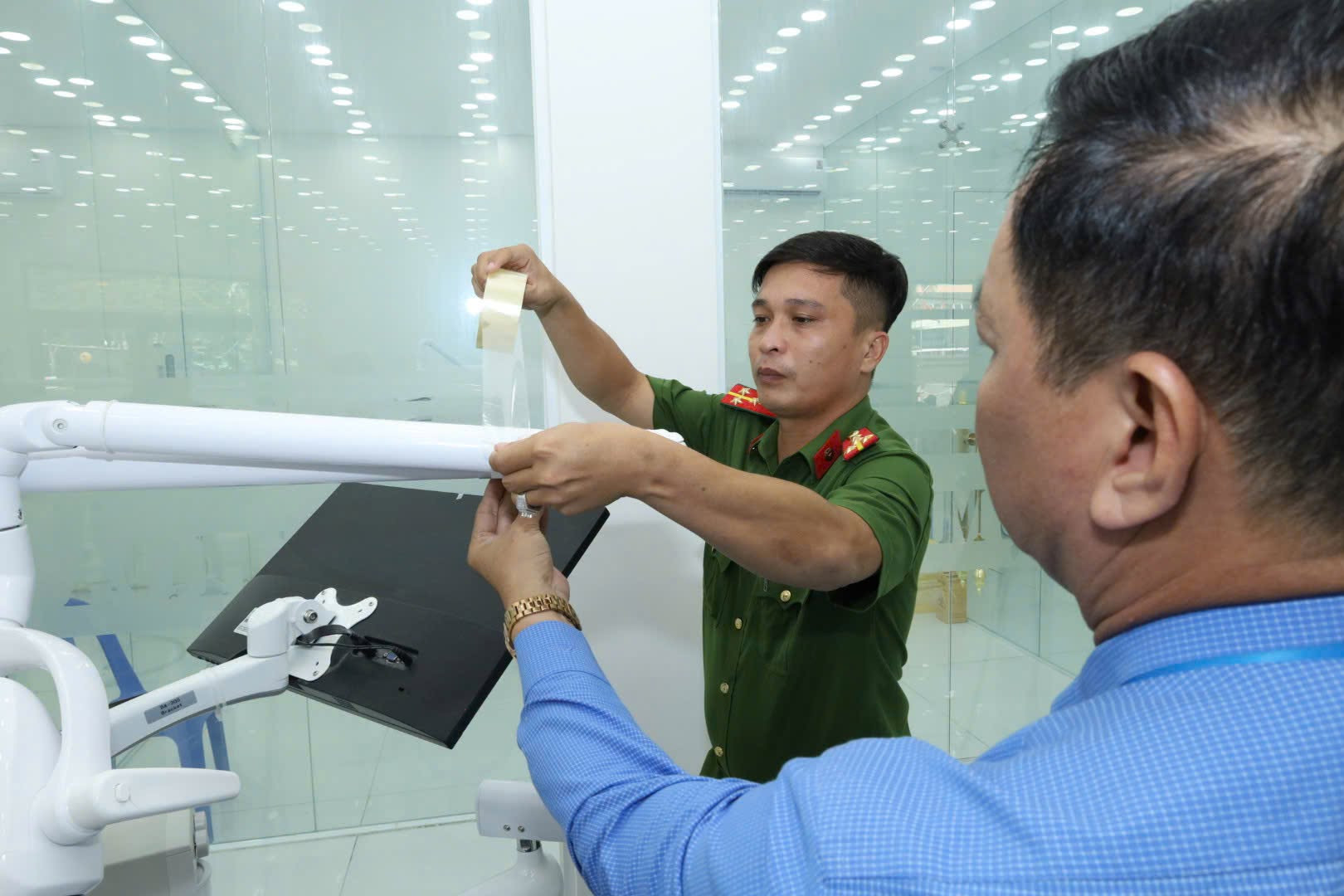 Công an Cần Thơ xuất hiện ở Nha khoa quốc tế Tuệ Minh, phát hiện sai phạm khó tin