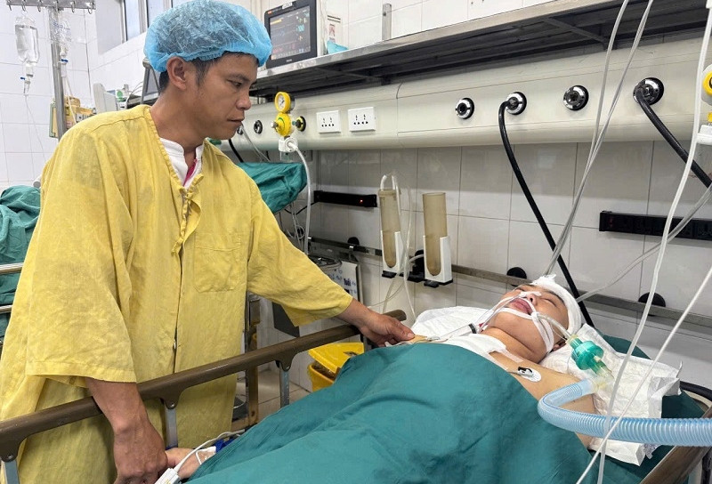 Bố mẹ nghèo bán sạch thóc không đủ tiền cứu con trai tai nạn nguy kịch