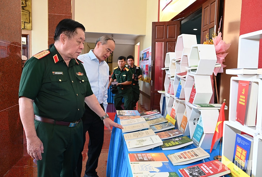 Đại tướng Nguyễn Trọng Nghĩa chủ trì gặp mặt đại biểu văn nghệ sĩ khu vực phía Nam