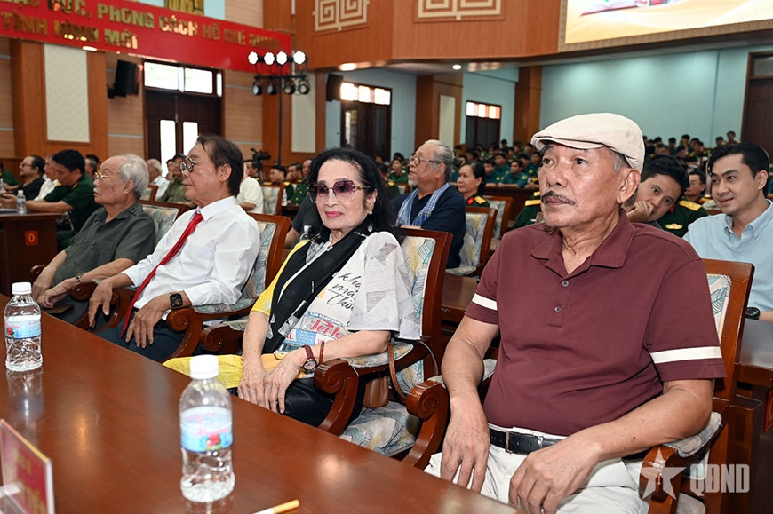 Đại tướng Nguyễn Trọng Nghĩa chủ trì gặp mặt đại biểu văn nghệ sĩ khu vực phía Nam