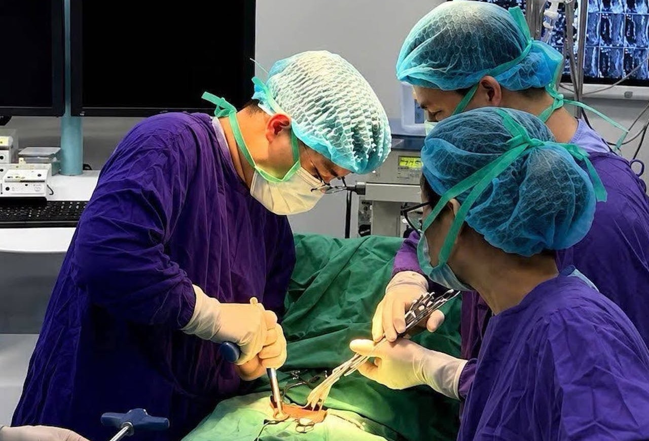 Đau lưng âm ỉ, người phụ nữ dần bị liệt chân