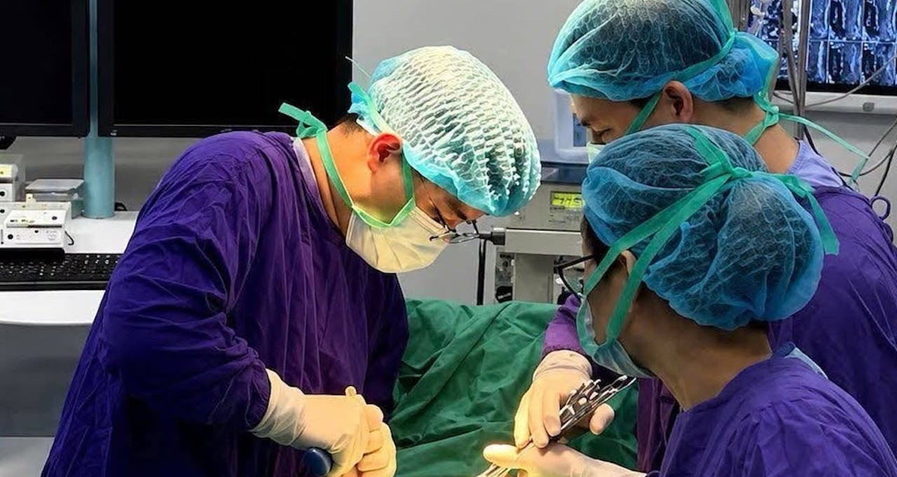 Đau lưng âm ỉ, người phụ nữ dần bị liệt chân