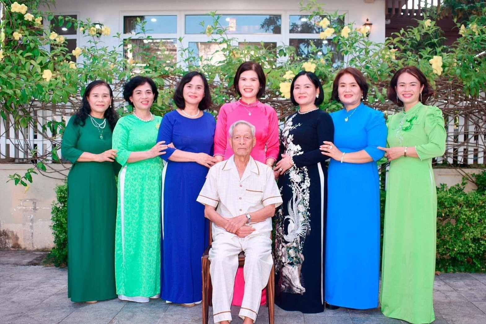 Gia đình Thanh Hóa có 7 con gái hiếu thảo, người là đại tá, người chủ khách sạn