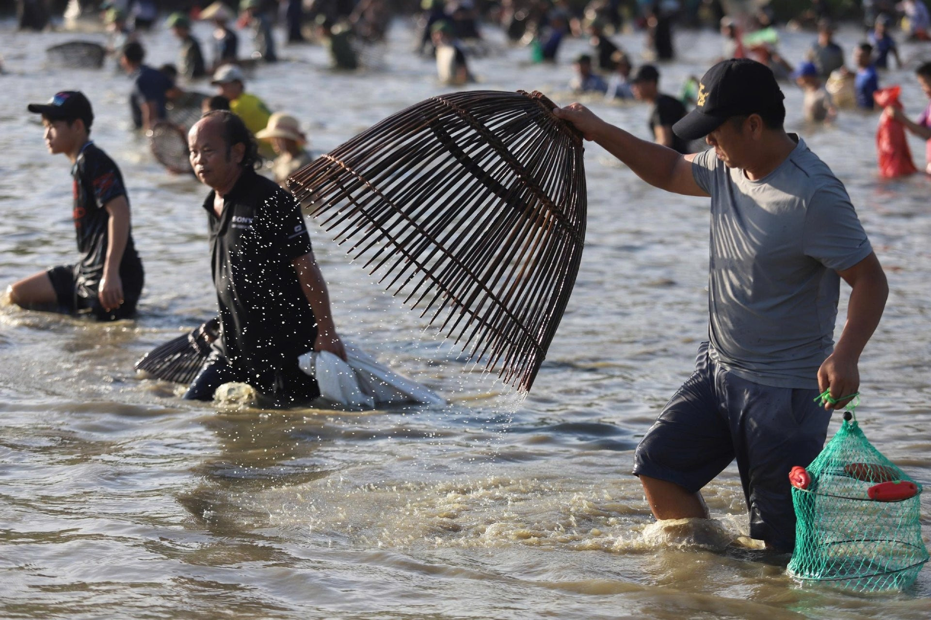 Hàng trăm người cùng lội nước săn cá ở Hà Tĩnh, nhiều người bắt được cá lớn