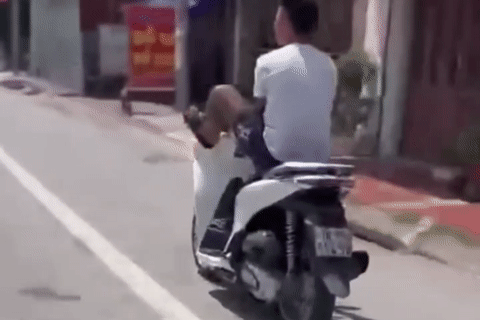 Lái xe SH bằng chân, nam thanh niên ở Ninh Bình bị tịch thu xe