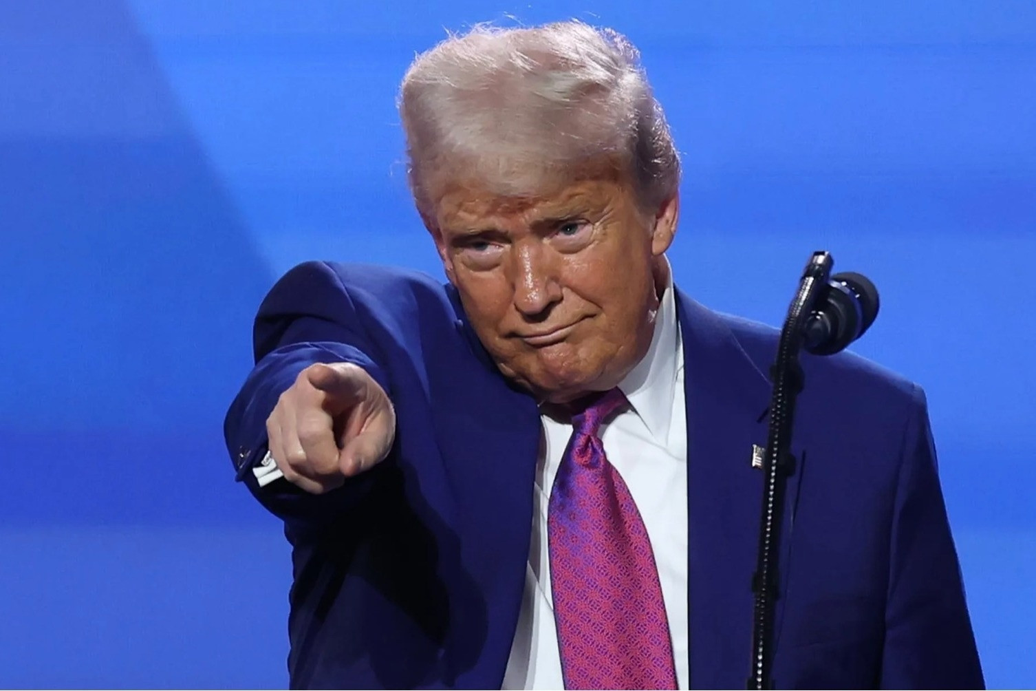 Ông Trump đe dọa áp thuế 100% với châu Âu