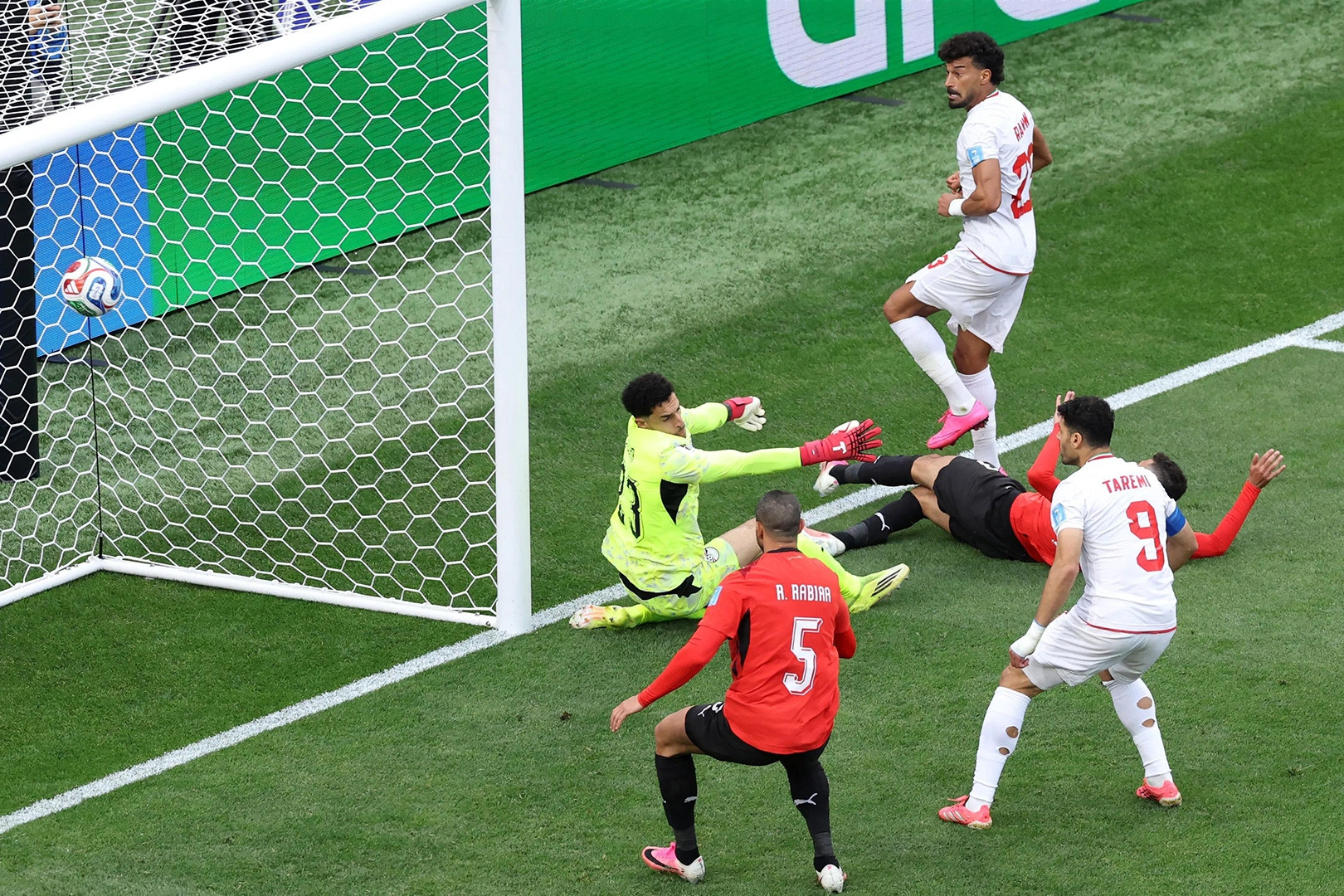 VAR hủy bàn thắng, Iran hòa tiếc nuối Ai Cập