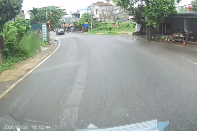 Xe bán tải rẽ kiểu 'cướp đường', ô tô gắn camera phanh 'cháy lốp' tránh tai nạn