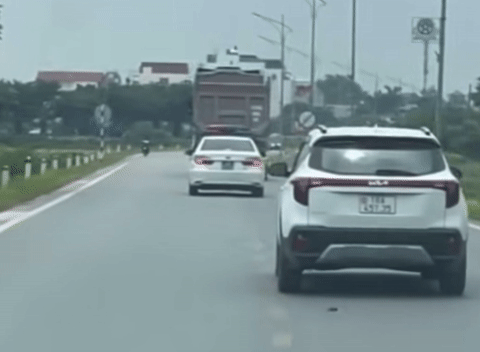 Nam tài xế lái ô tô đầu kéo bỏ chạy khi CSGT ra hiệu lệnh dừng xe
