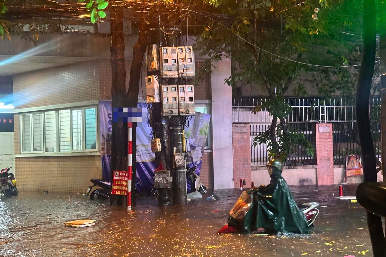 Bố đăng bài khoe con đỗ trường chuyên, con trai hỏi một câu khiến mẹ lặng người