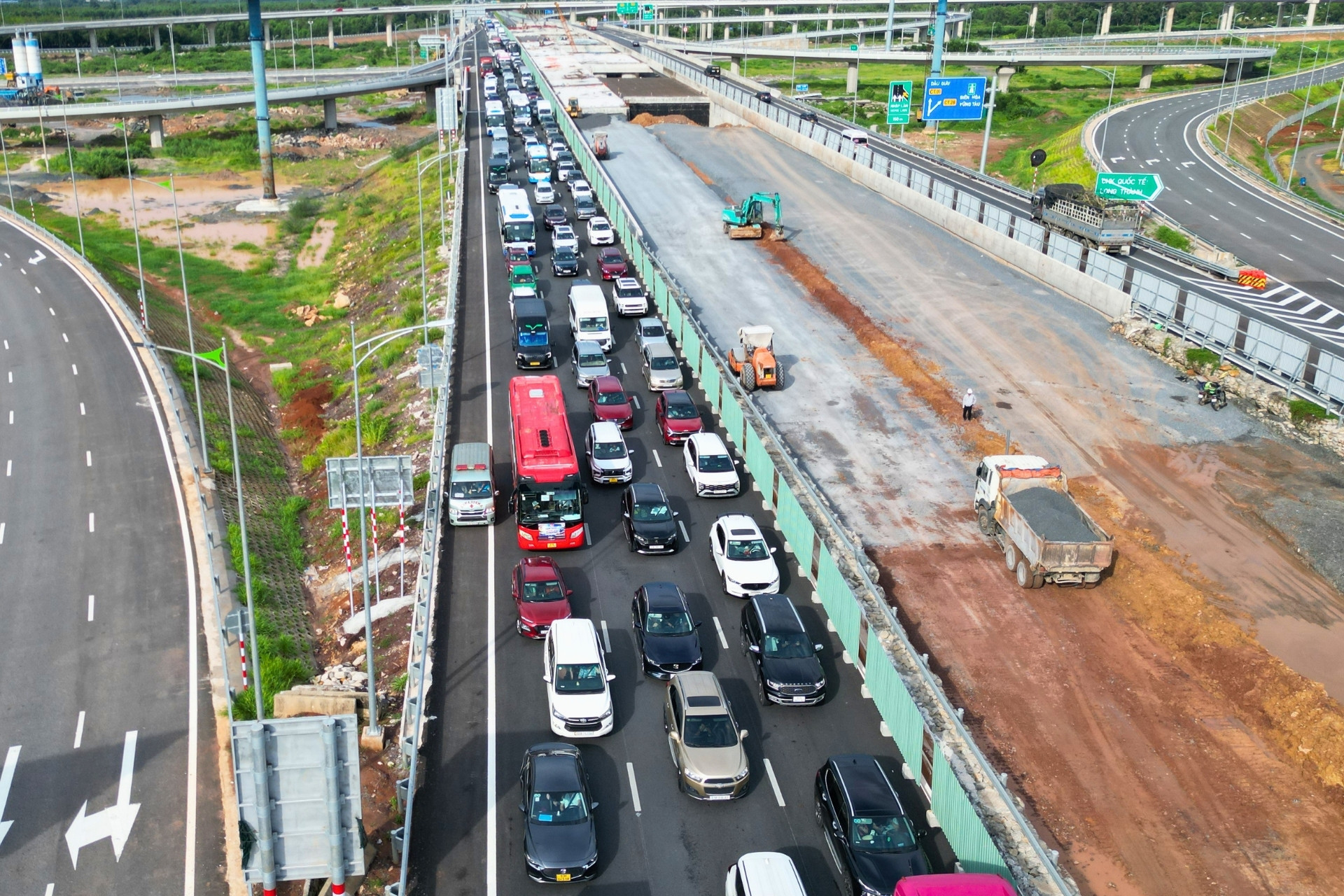 Cao tốc qua Đồng Nai ùn tắc 5km cuối tuần, tài xế ô tô đổi lộ trình nhưng bất lực