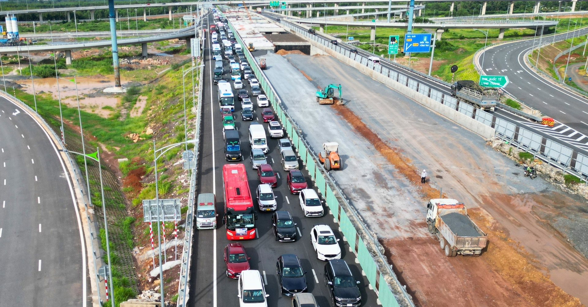 Cao tốc qua Đồng Nai ùn tắc 5km cuối tuần, tài xế ô tô đổi lộ trình nhưng bất lực