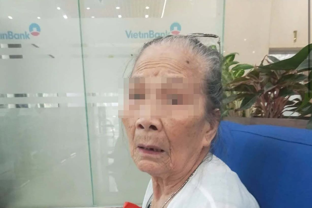 Cụ bà 97 tuổi ở Hà Nội đi 3 lần mới nhận được tiền trợ cấp