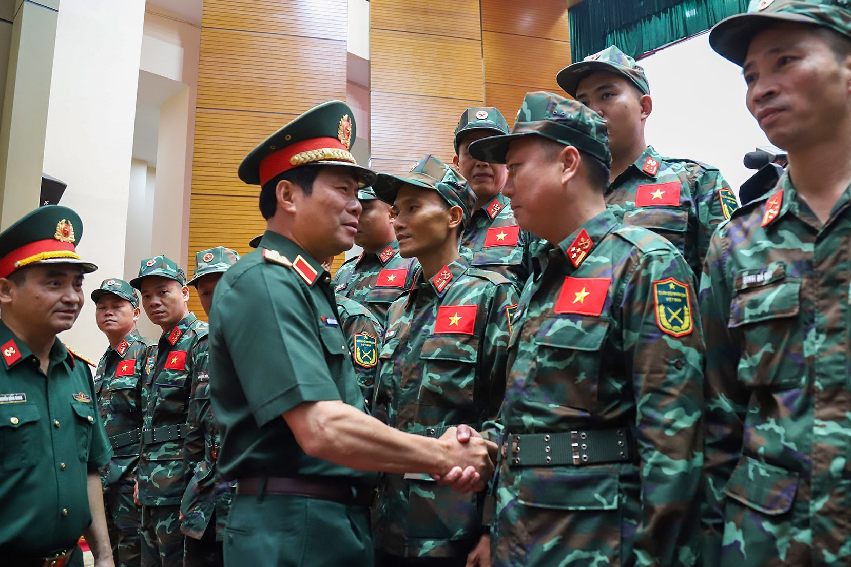 Đại tướng Nguyễn Tân Cương động viên 82 chiến sĩ sang Venezuela cứu hộ