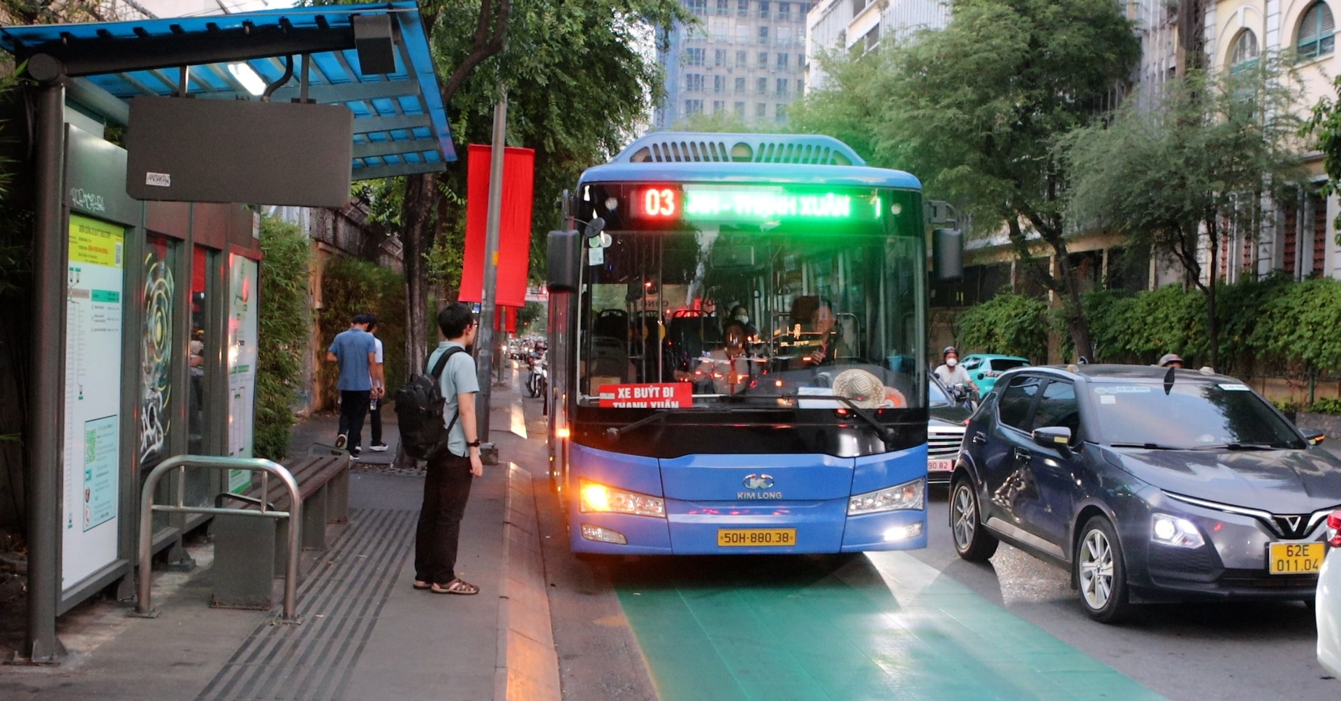 Người dân bất ngờ trước mảng sơn xanh tại các trạm xe buýt trung tâm TPHCM