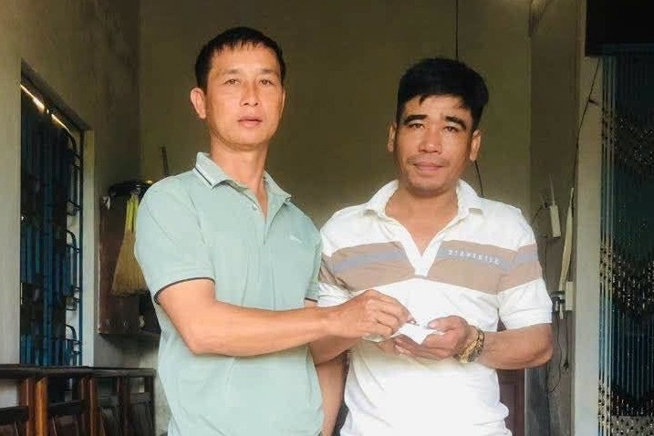 Nhặt túi chứa vàng trước chợ, vợ chồng Thôn đội trưởng trả lại người đánh rơi