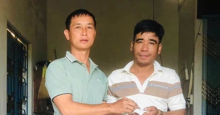 Nhặt túi chứa vàng trước chợ, vợ chồng Thôn đội trưởng trả lại người đánh rơi