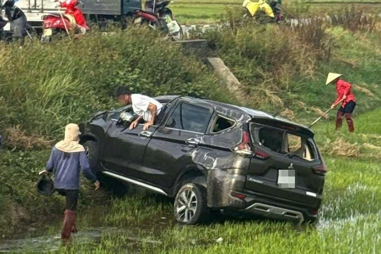 Ô tô 7 chỗ lao xuống ruộng sau va chạm với mô tô phân khối lớn