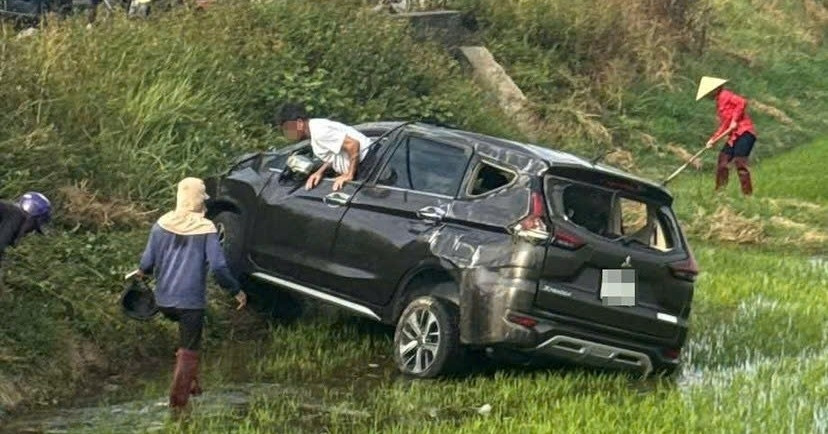 Ô tô 7 chỗ lao xuống ruộng sau va chạm với mô tô phân khối lớn