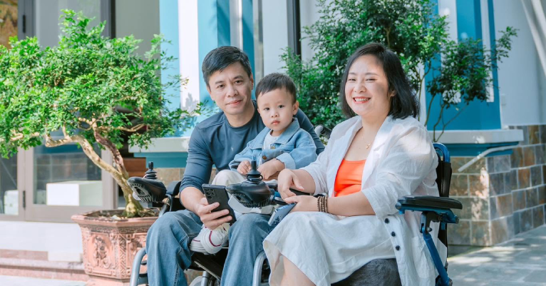 Phận đời gắn với xe lăn không ngăn được khao khát làm cha làm mẹ