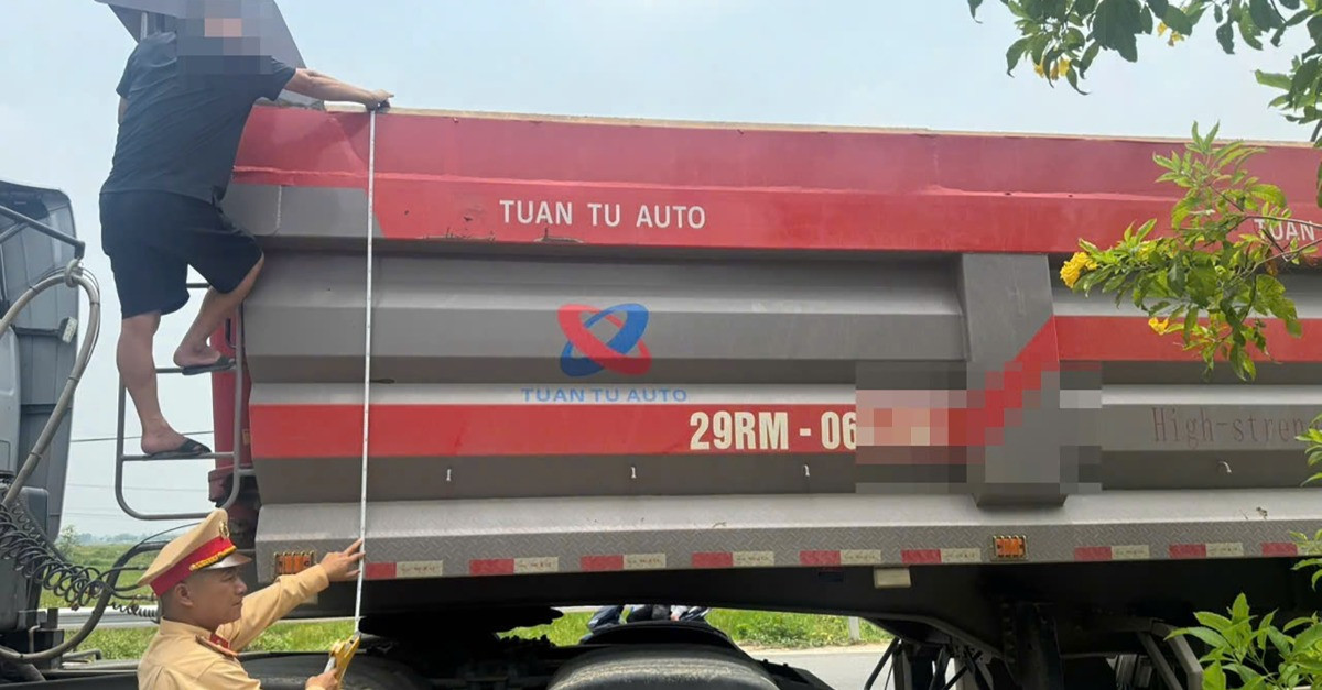 Nam tài xế lái ô tô bỏ chạy khi CSGT ra hiệu lệnh dừng xe