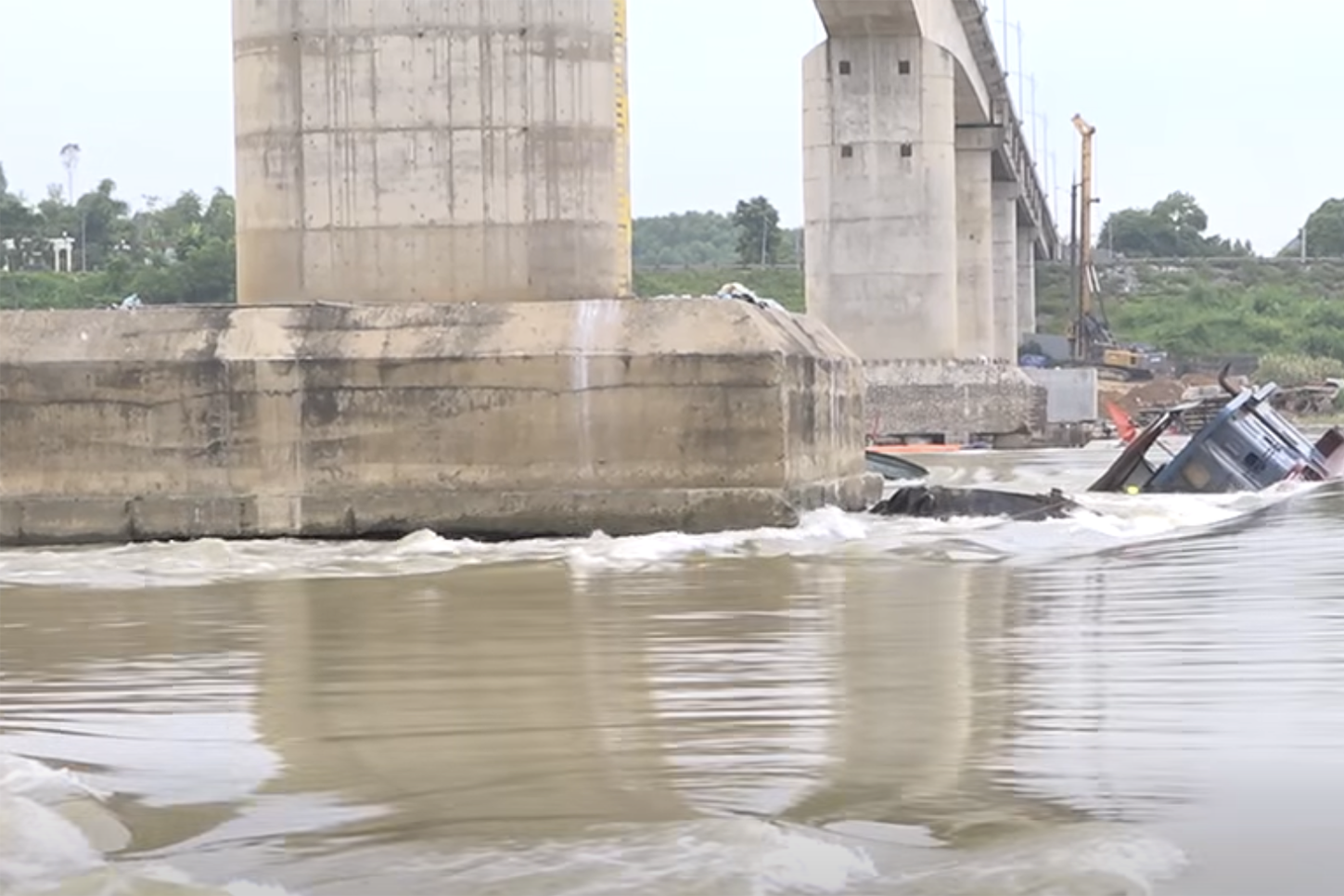 Bản tin chiều 29/6: 2 tàu hàng đứt neo trôi trên sông, va vào trụ cầu ở Phú Thọ