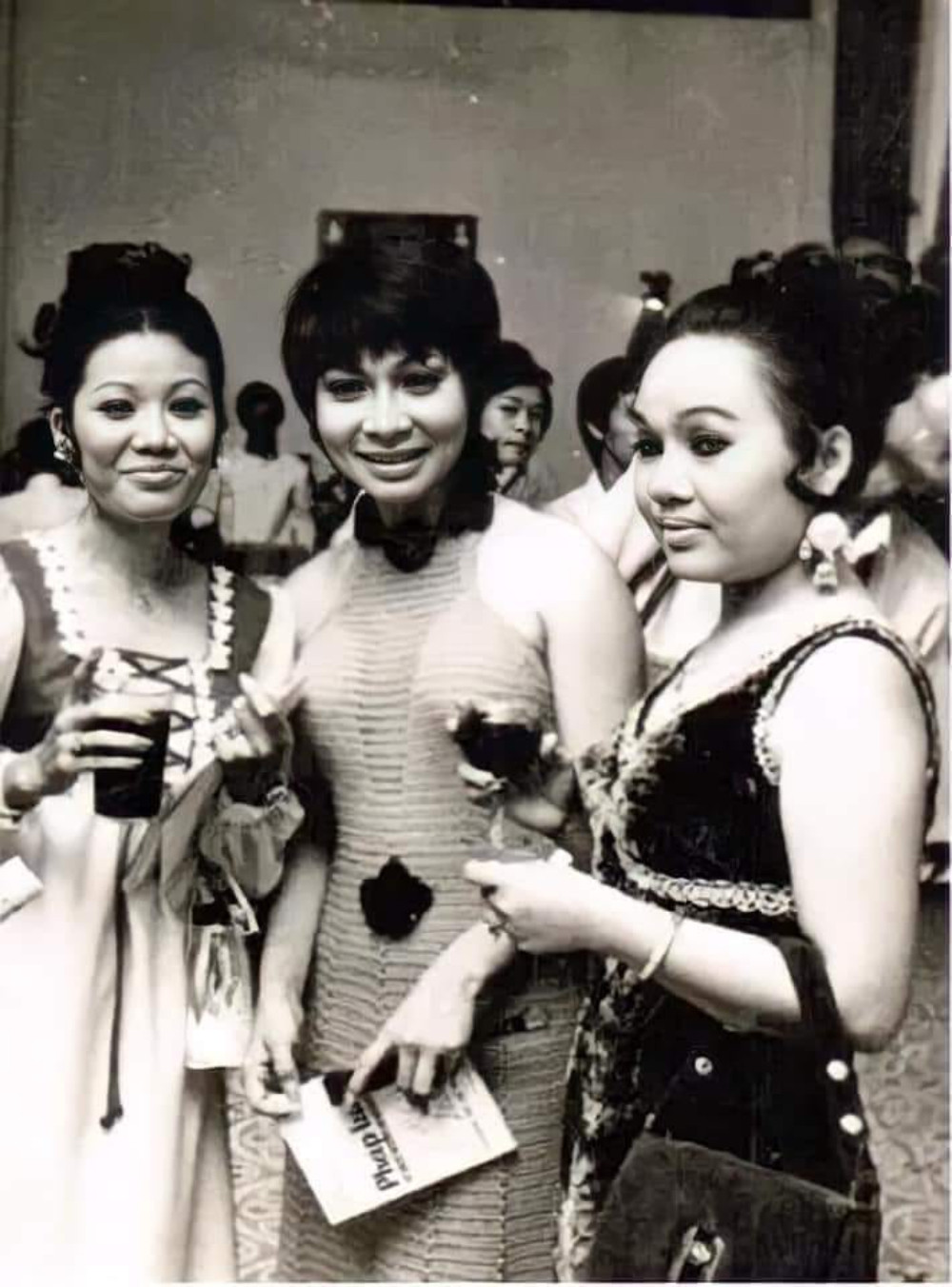 6 Ngọc Giàu Và Bạch Tuyết Và Phượng Liên trong ngày ra mắt đoàn Dạ Lý Hương.jpg