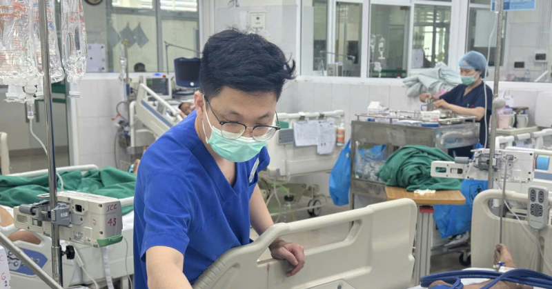 Bị điện giật ngừng tim, người đàn ông sống sót nhờ đồng nghiệp và con trai