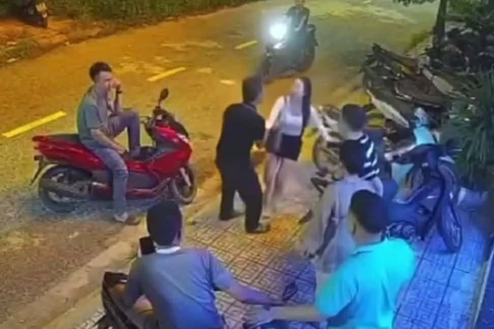 Cô gái bị đánh liên tiếp trước quán karaoke ở Ninh Bình