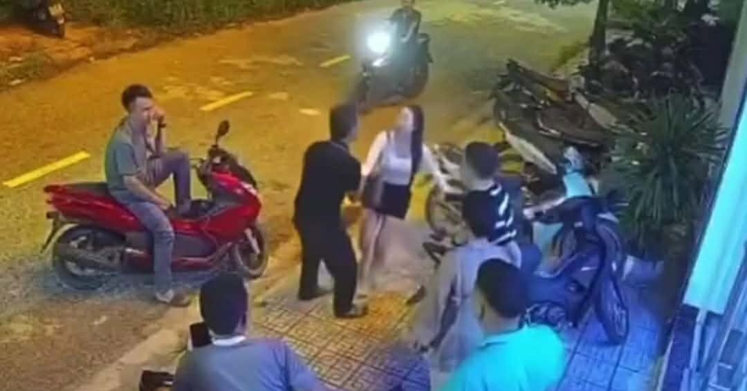 Cô gái bị đánh liên tiếp trước quán karaoke ở Ninh Bình