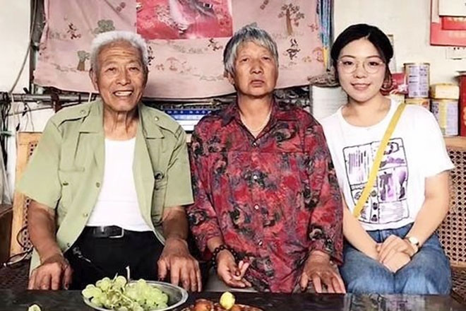 Cụ ông gửi quà suốt 8 năm cho cô gái từng giúp đỡ mình trên tàu điện