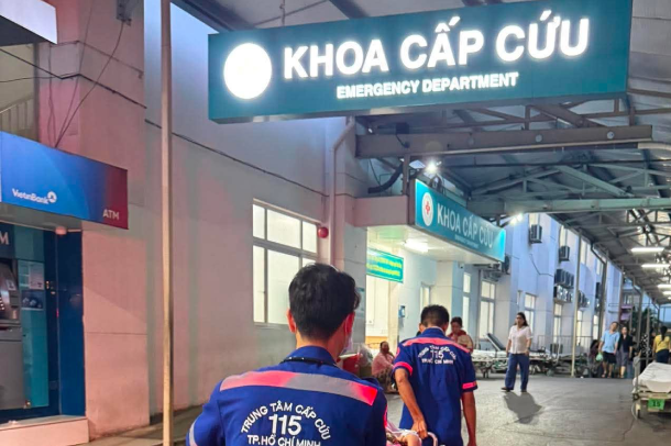 Mẹ cấp cứu vì vỡ mạch máu não, con trai chia sẻ một nghi ngờ