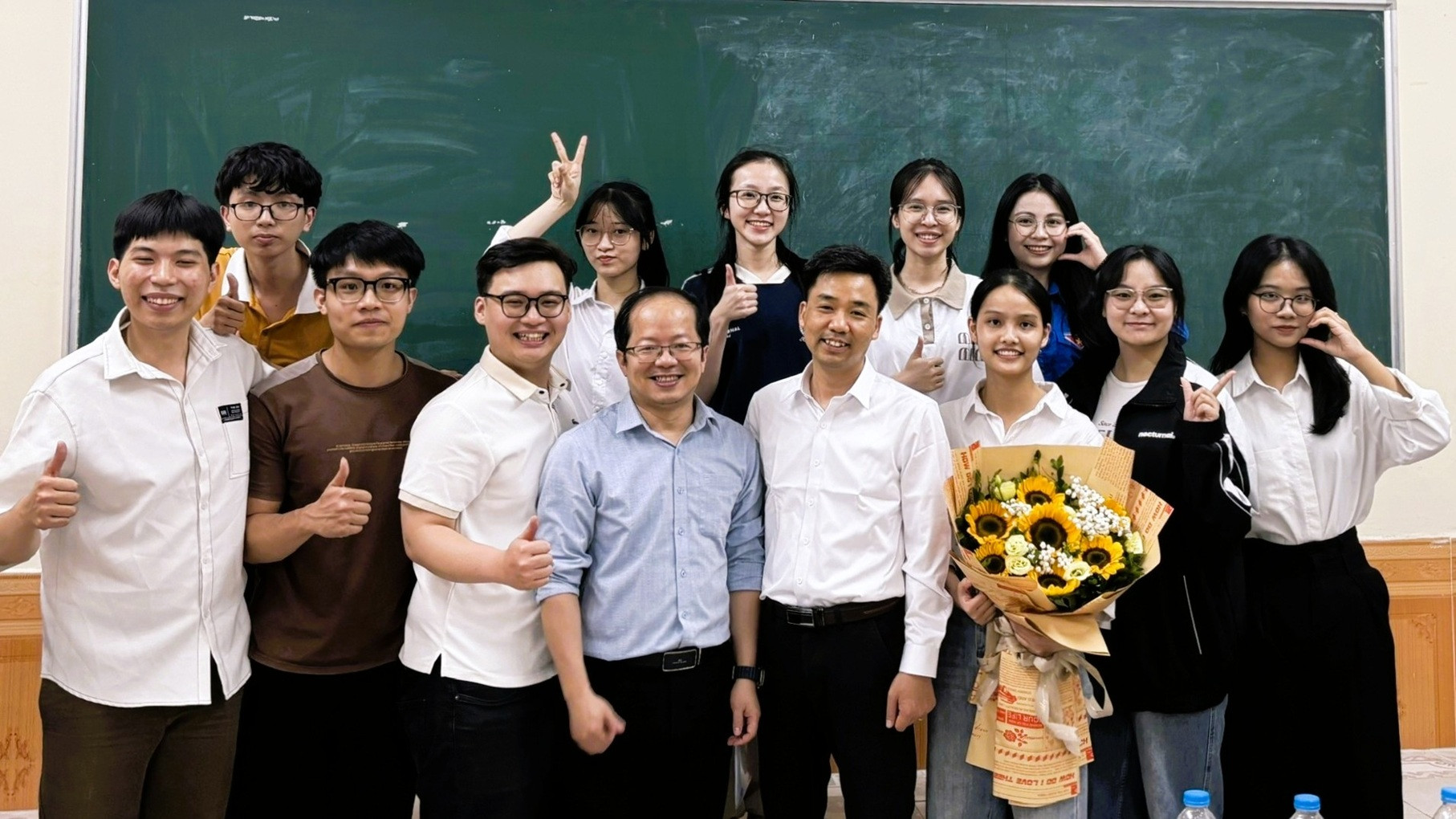 Ngọc Anh cùng giảng viên và các bạn trong lớp.jpg