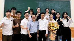 Ngọc Anh cùng giảng viên và các bạn trong lớp.jpg