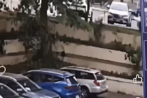 Pha 'giành chỗ đỗ xe' từ trên trời rơi xuống như phim hành động