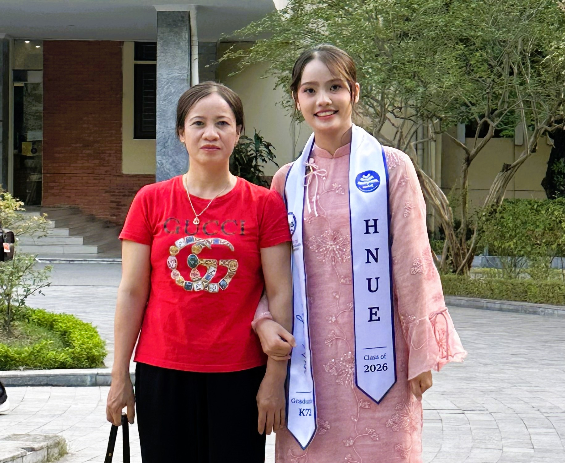 Phùng Nguyễn Ngọc Anh cùng mẹ.jpg