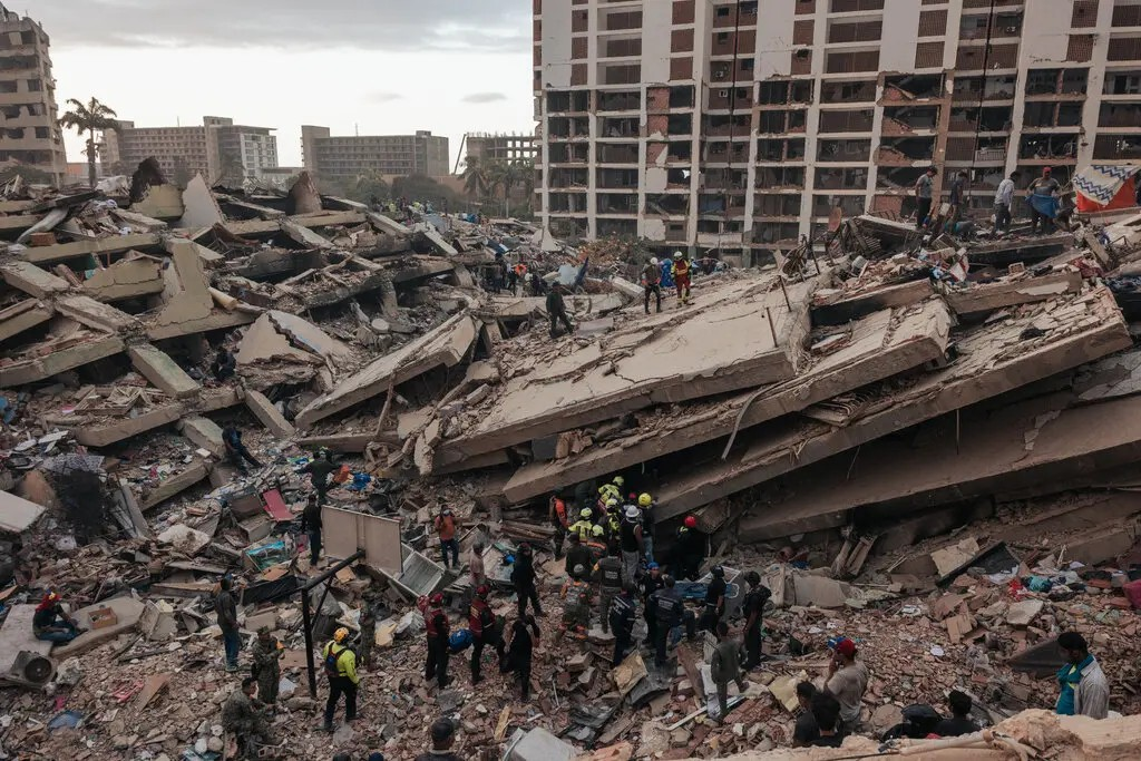 Rescuers, civilians and emergency medical workers looking for survivors in the rubble of several collapsed buildings, in La Guaira, Venezuela, on Saturday. NYT